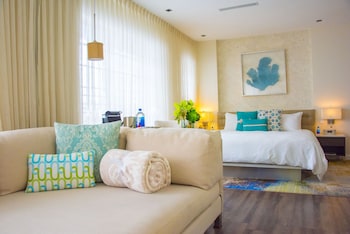 Deluxe Suite ADA | Egyptian cotton sheets, premium bedding, down comforters, minibar at The Marlin Hotel