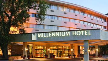 Vista frontal de la propiedad por la tarde o noche