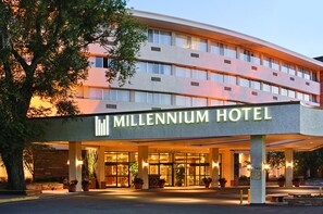 Façade de lâhĂ©bergement â soirĂ©e/nuit