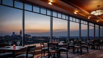 2 か所のレストラン、朝食、ランチ、ディナーに営業 (アメリカ料理)