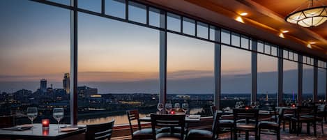 2 restaurantes; se sirve desayuno, almuerzo y cena; cocina americana