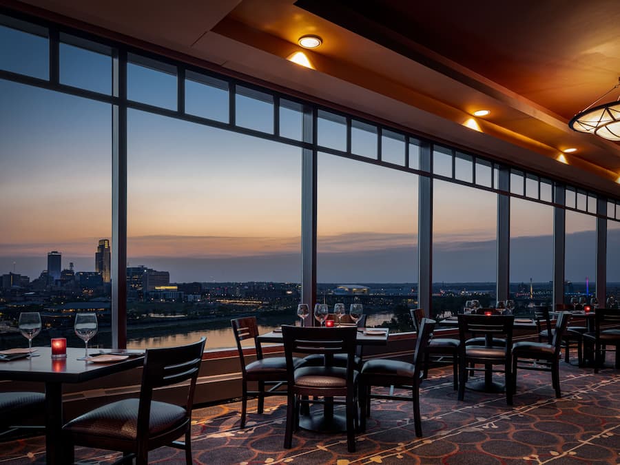 2 restaurantes; se sirve desayuno, almuerzo y cena; cocina americana