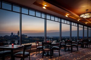2 restaurantes, café da manhã, culinária americana