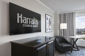 Premium bedding, in-room safe, laptop workspace, blackout curtains