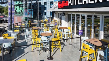 2 restaurantes: opção de café da manhã, almoço e jantar
