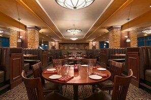 2 restaurantes; se sirven desayunos, almuerzos y cocina americana 