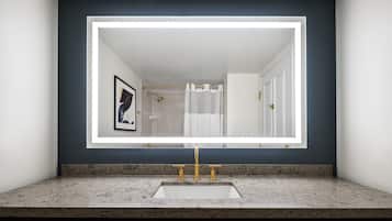 Badkar/dusch, gratis toalettartiklar, hårtork och handdukar