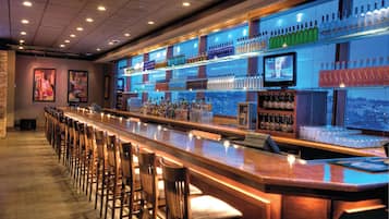 2 restaurants; breakfast, lunch and dinner served