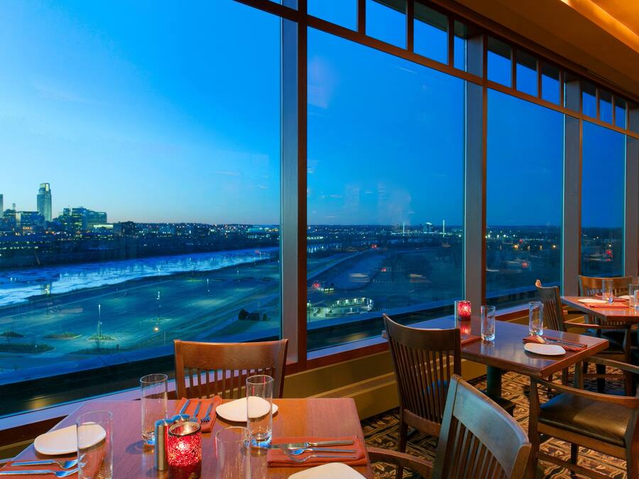 2 restaurantes, se sirven desayunos, comidas, cenas y cocina americana