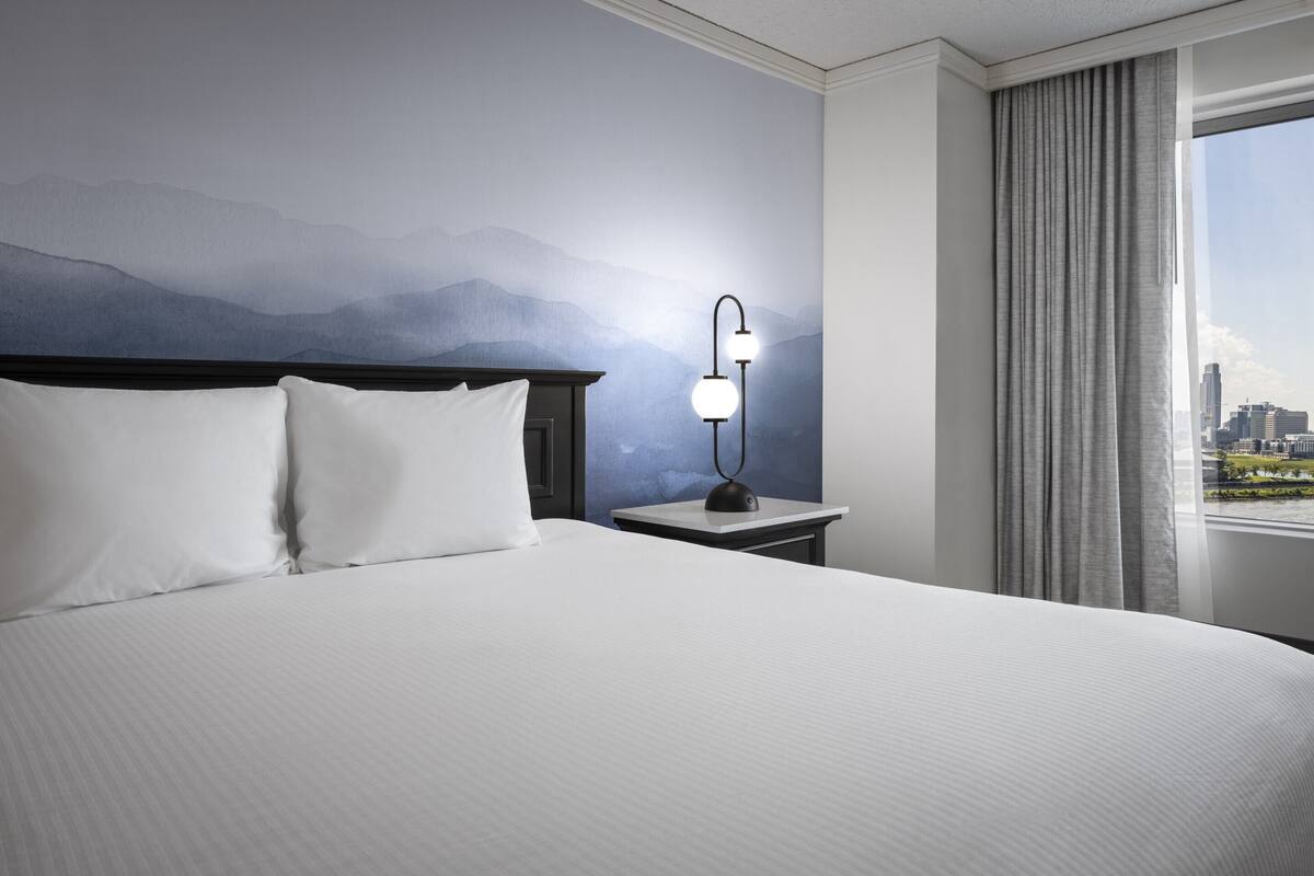 premium bedding, in-room safe, laptop workspace, blackout curtains