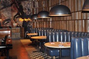 2 restaurants servant le petit déjeuner, le déjeuner et le dîner