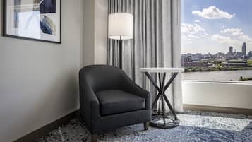 Premium bedding, in-room safe, laptop workspace, blackout drapes