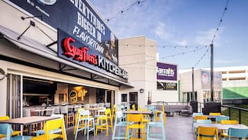 2 restaurants; breakfast, lunch and dinner served