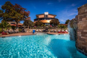 Piscine intérieure, piscine extérieure en saison