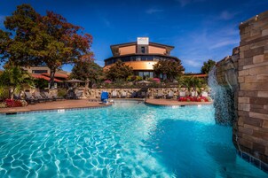 Una piscina cubierta, una piscina al aire libre de temporada