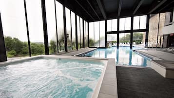 Innenpool, Außenpool (je nach Saison geöffnet)