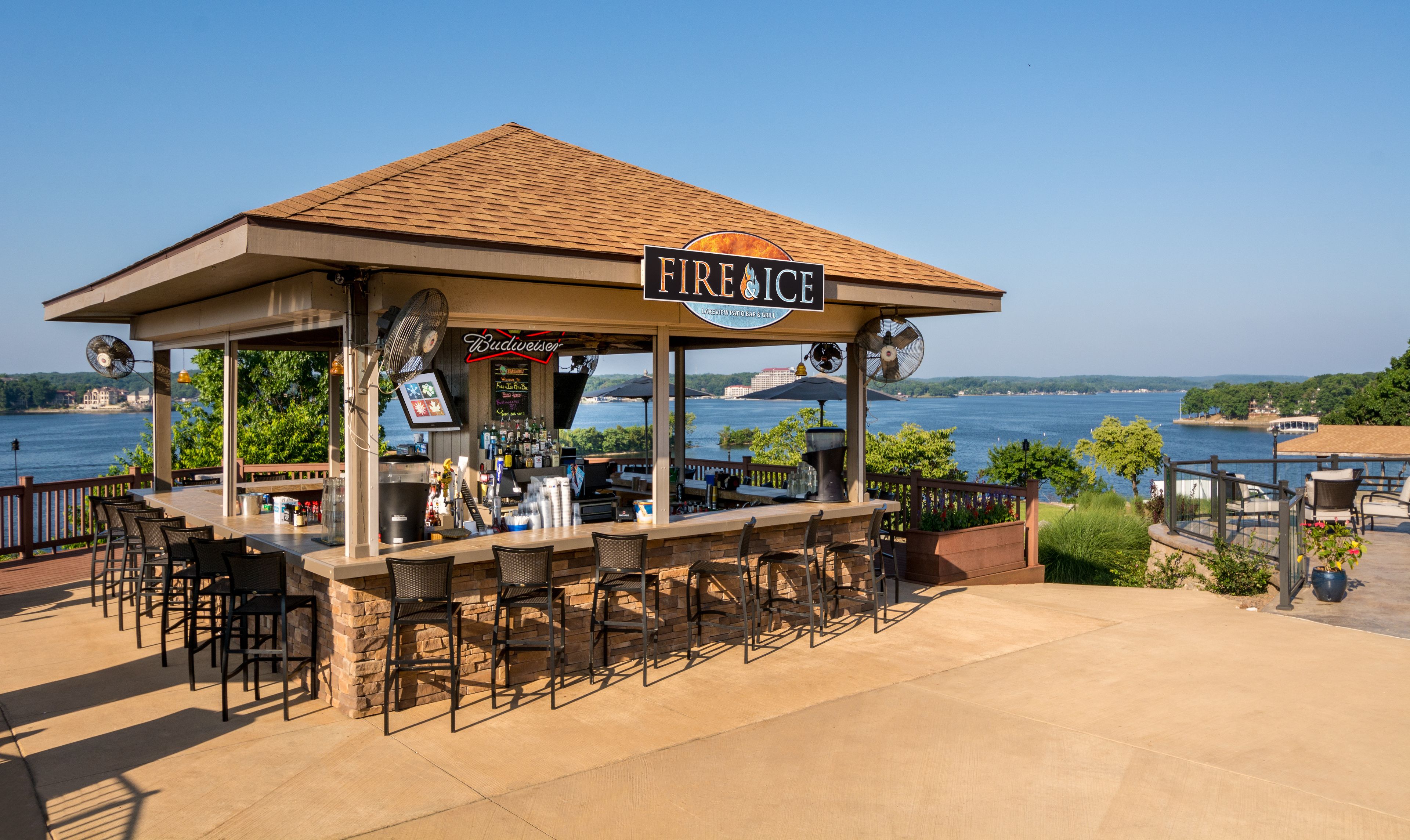 Bar en bord de piscine