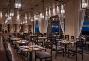 Se sirven desayunos, comidas y cocina americana con vista al jardín