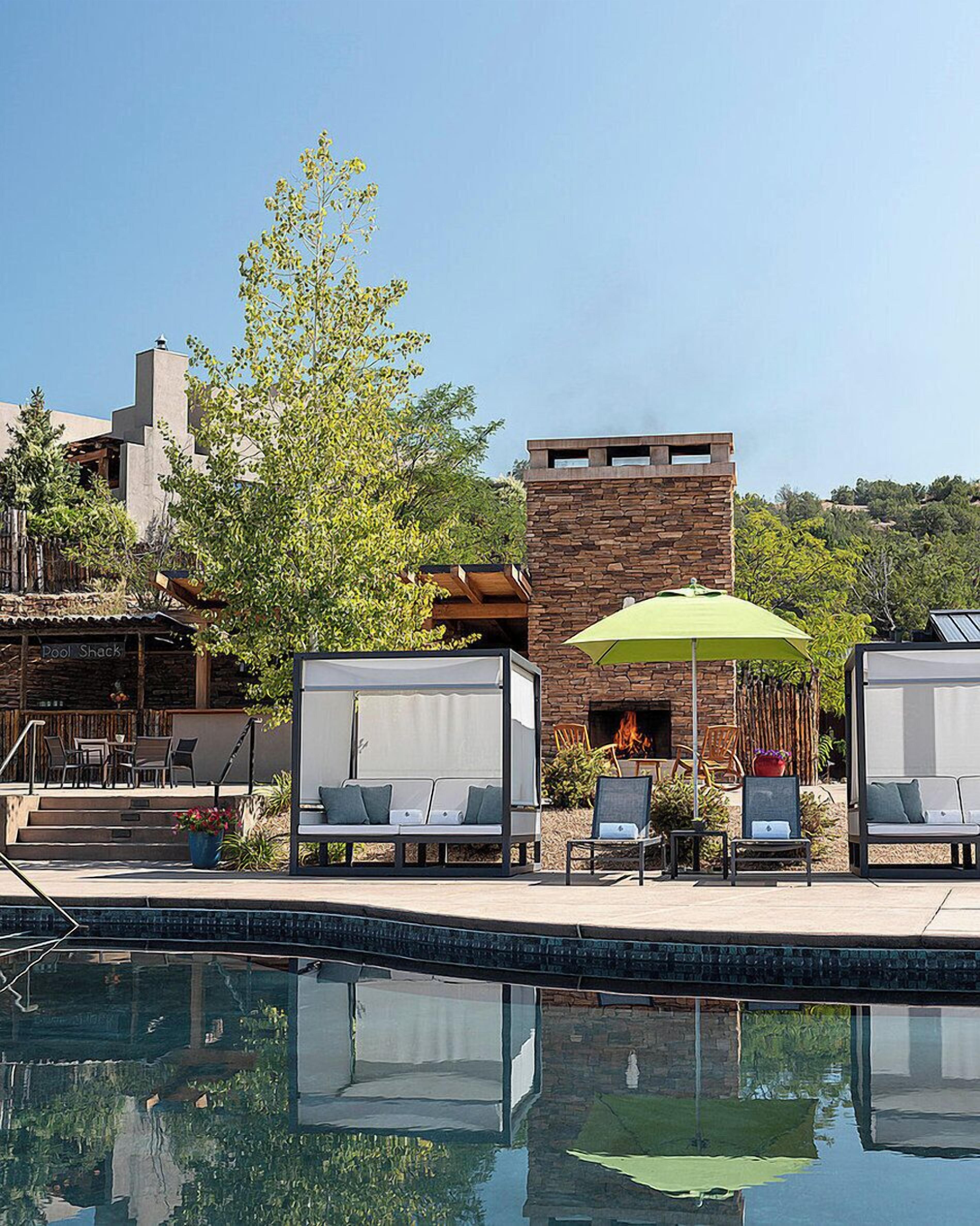 Piscine extérieure, accès possible de 9 h à 21 h, parasols