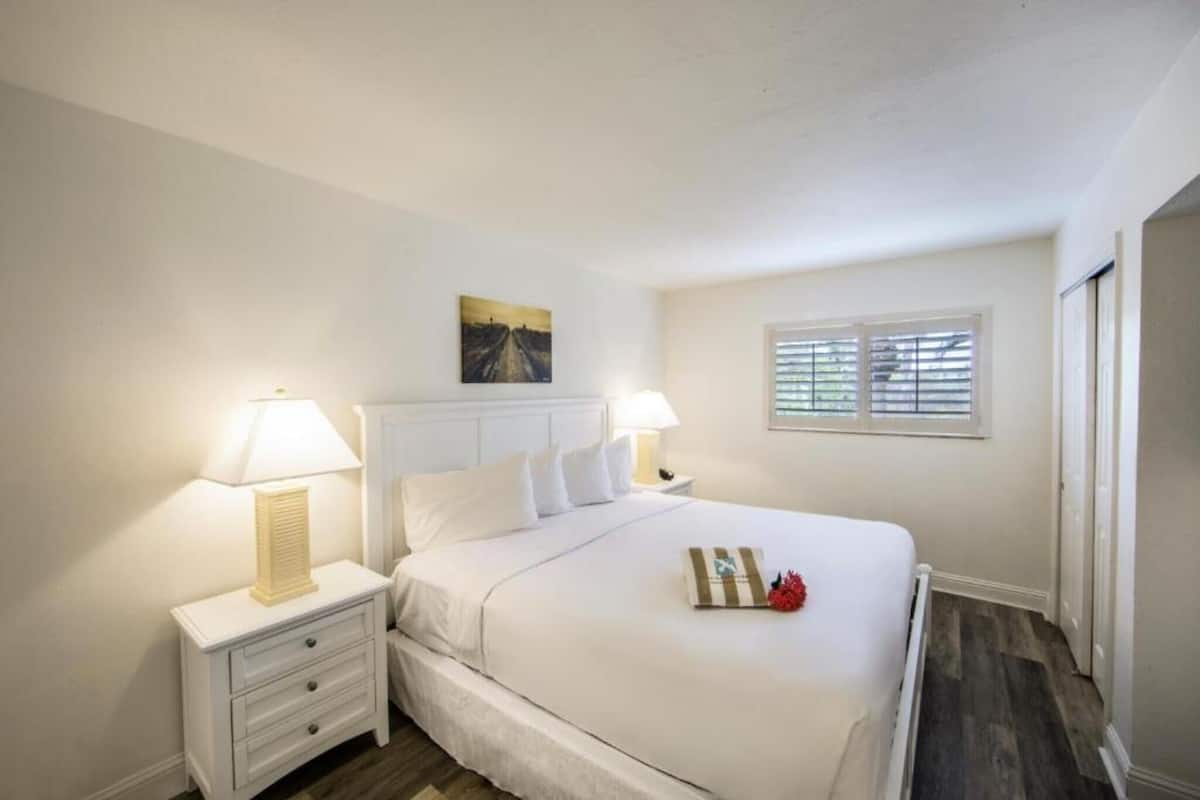 Premium bedding, in-room safe, iron/ironing board, bed sheets