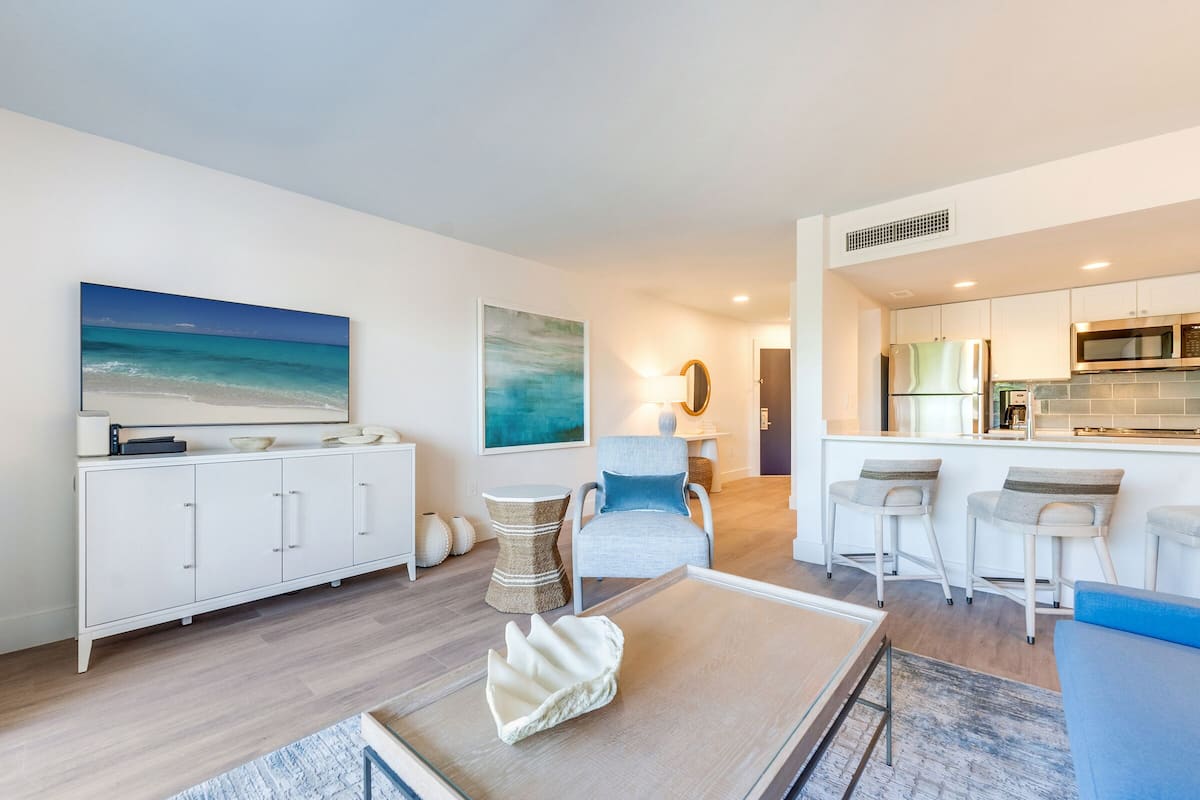 One Bedroom Tennis Villa Premier | Living area | 40-inch TV with cable channels