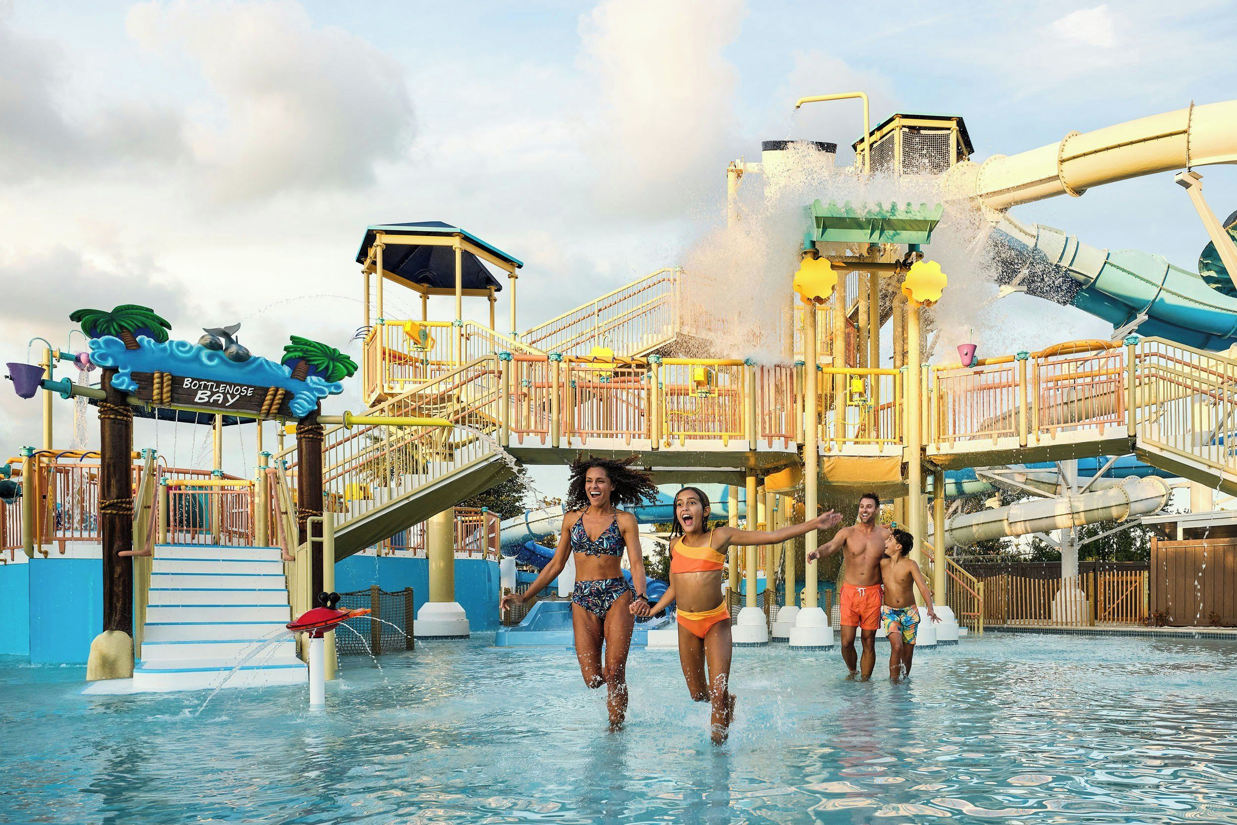 Een waterpark met een glijbaan, een zwembad en een speelstructuur.