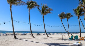Private beach, white sand, sun loungers, beach umbrellas - South Seas (Captiva)