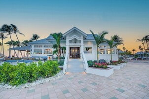 7 restaurants, lunch served