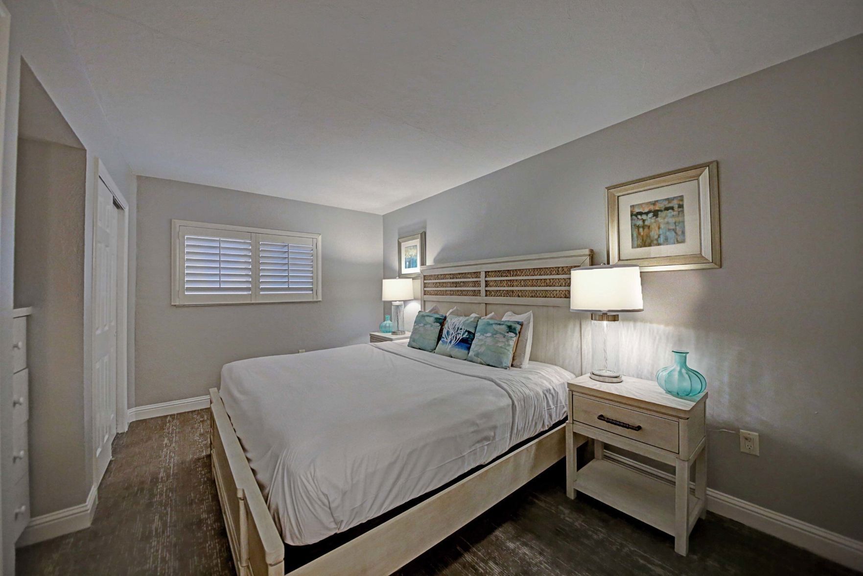Premium bedding, in-room safe, iron/ironing board, bed sheets