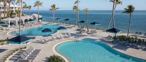 3 piscinas al aire libre, camas de piscina con cargo, sombrillas