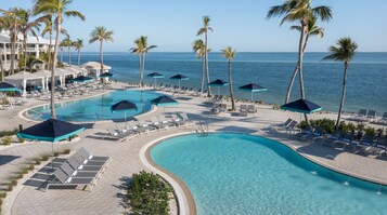 6 piscinas al aire libre, camas de piscina con cargo, sombrillas