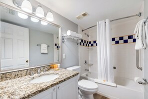 Villa, 2 habitaciones (Beach) | Baño | Ducha y bañera combinadas y artículos de higiene personal gratuitos