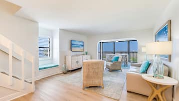 Three Bedroom Bayside Villa Standard | 客廳 | 40 吋電視連有線電視頻道