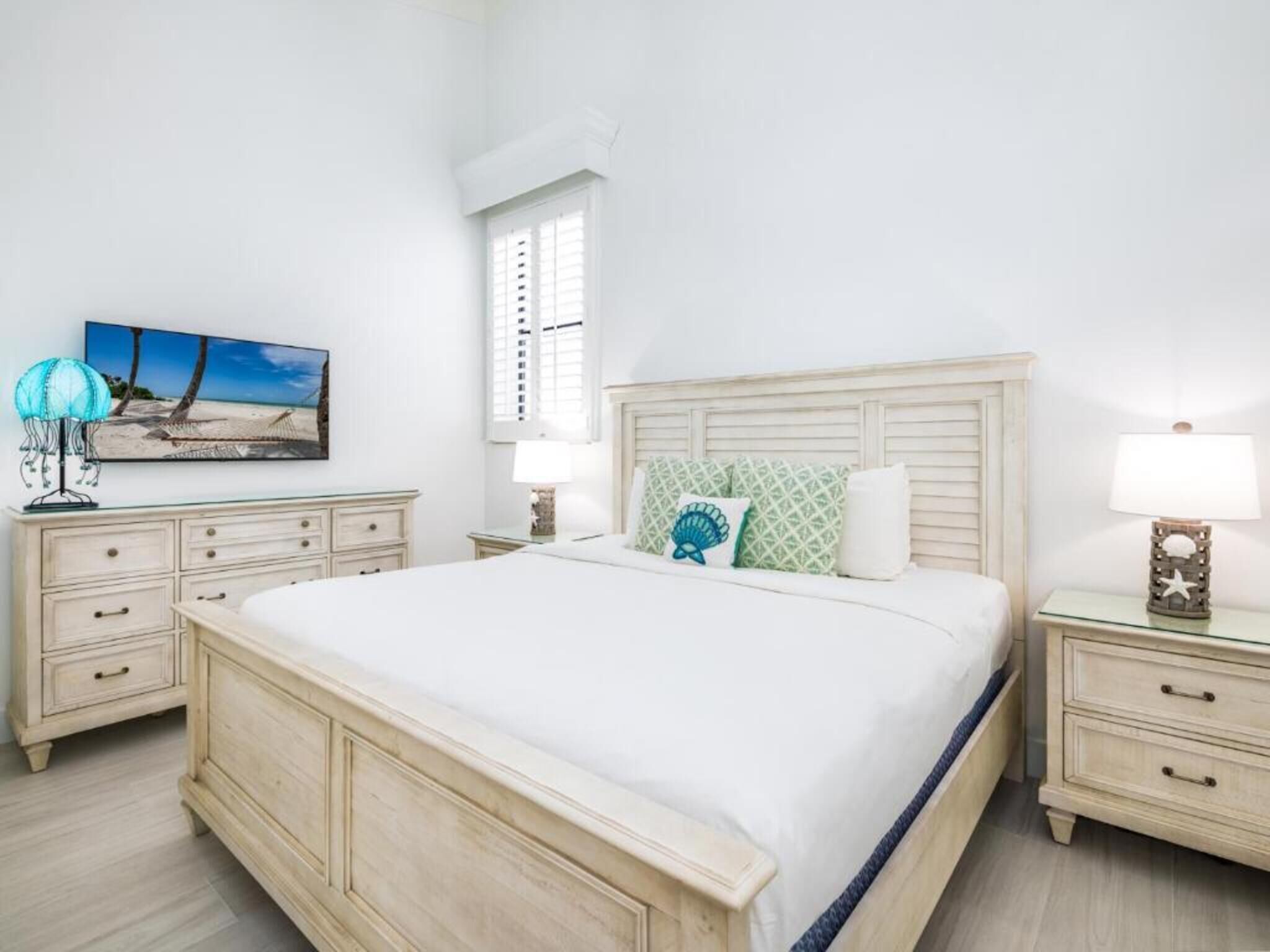 Premium bedding, in-room safe, iron/ironing board, bed sheets