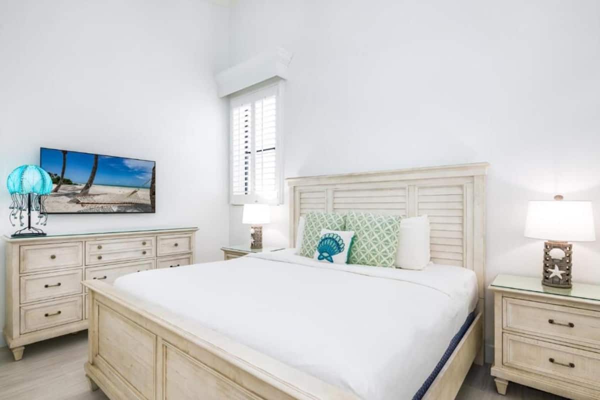 Premium bedding, in-room safe, iron/ironing board, bed sheets