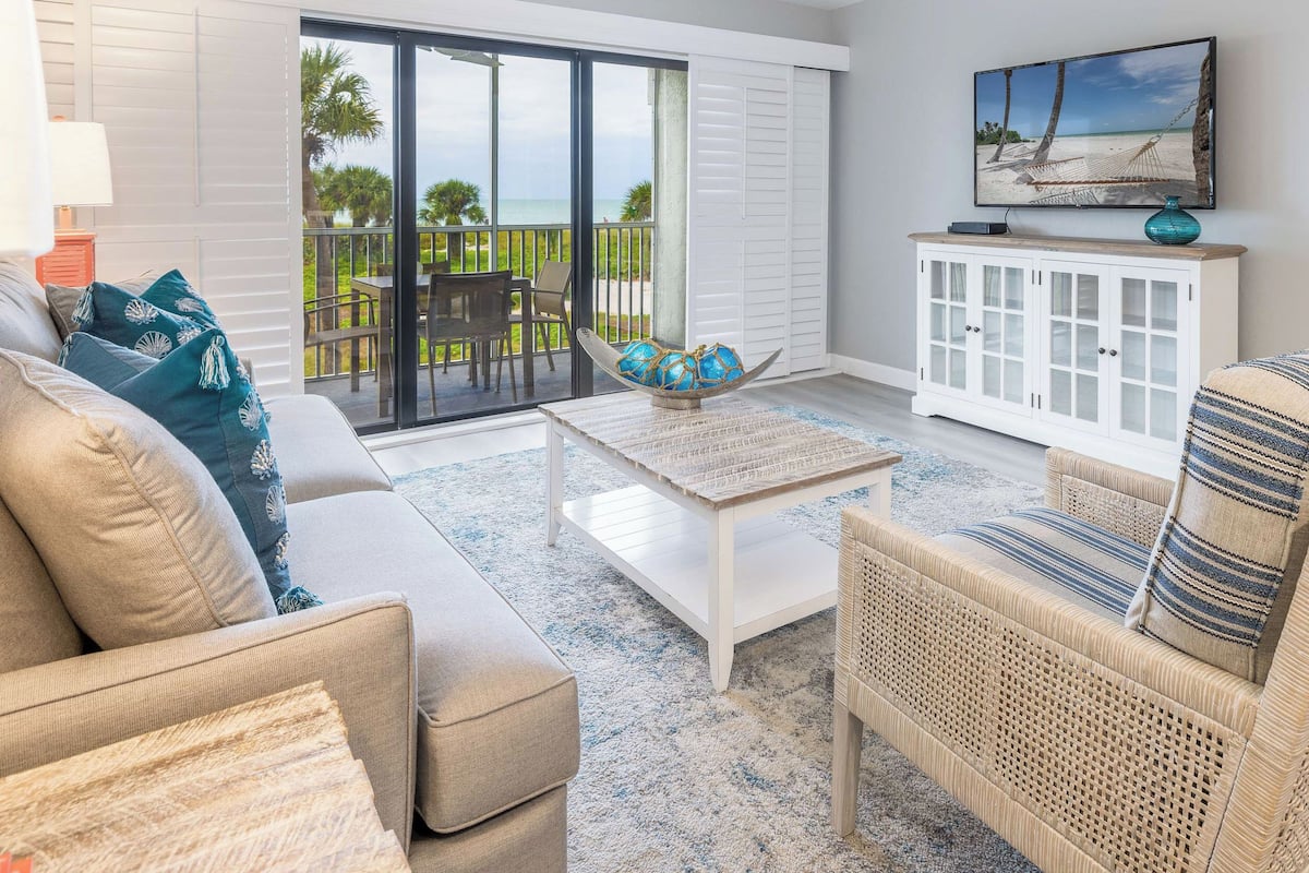 One Bedroom Beach Villa Premier | Living area | 40-inch TV with cable channels