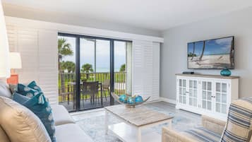 One Bedroom Beach Villa Standard | 客廳 | 40 吋電視連有線電視頻道
