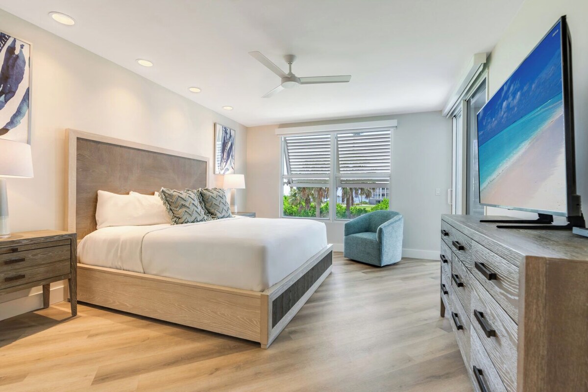 Premium bedding, in-room safe, iron/ironing board, bed sheets