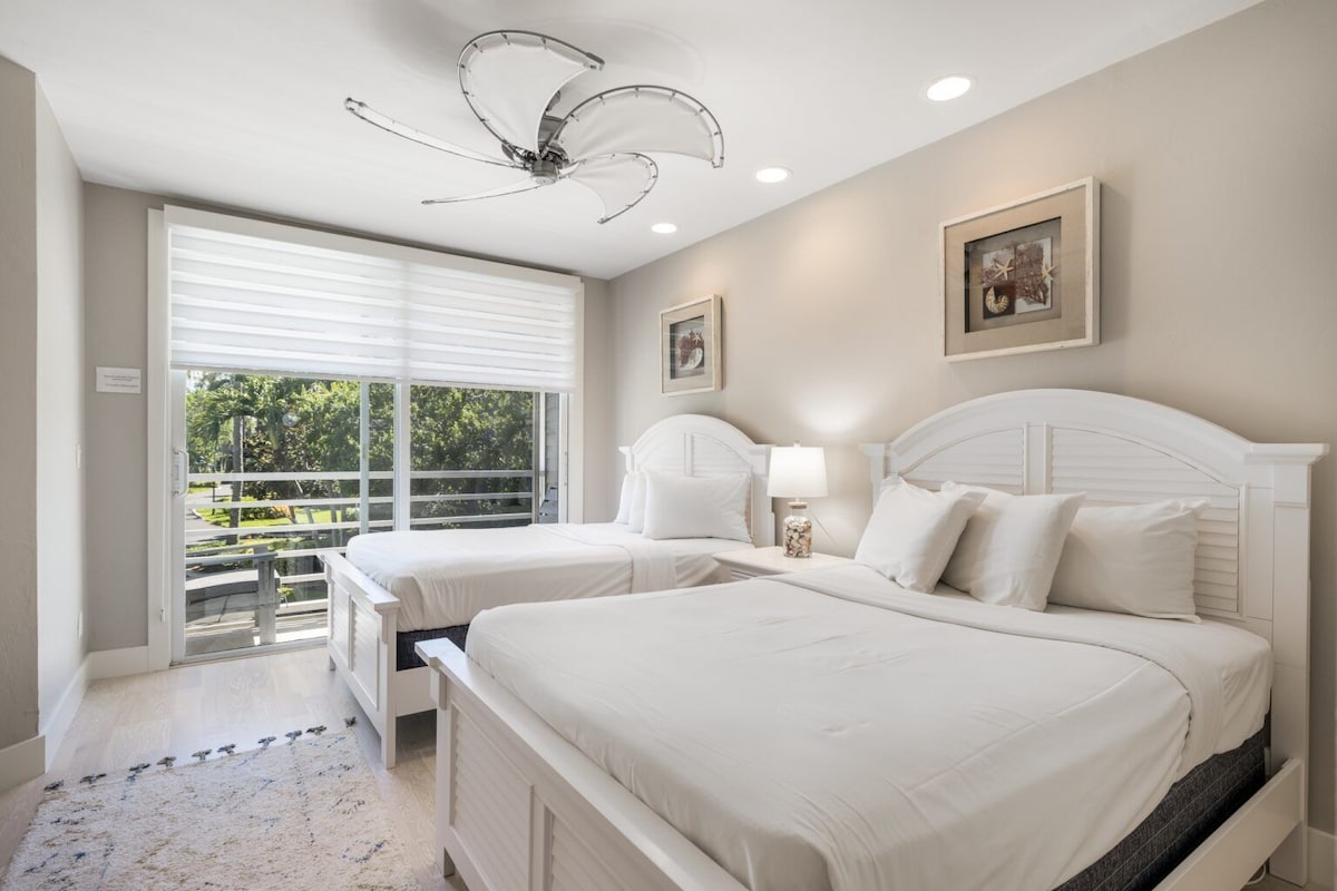 Premium bedding, in-room safe, iron/ironing board, bed sheets