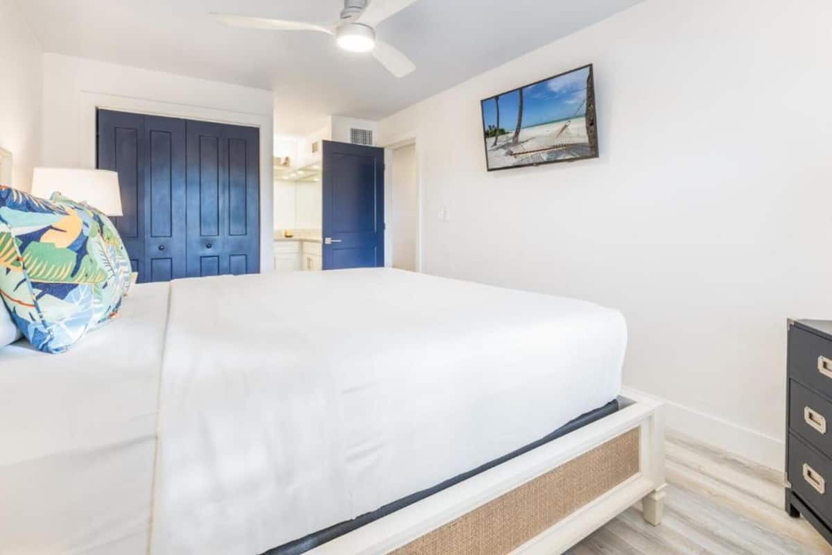 Premium bedding, in-room safe, iron/ironing board, bed sheets