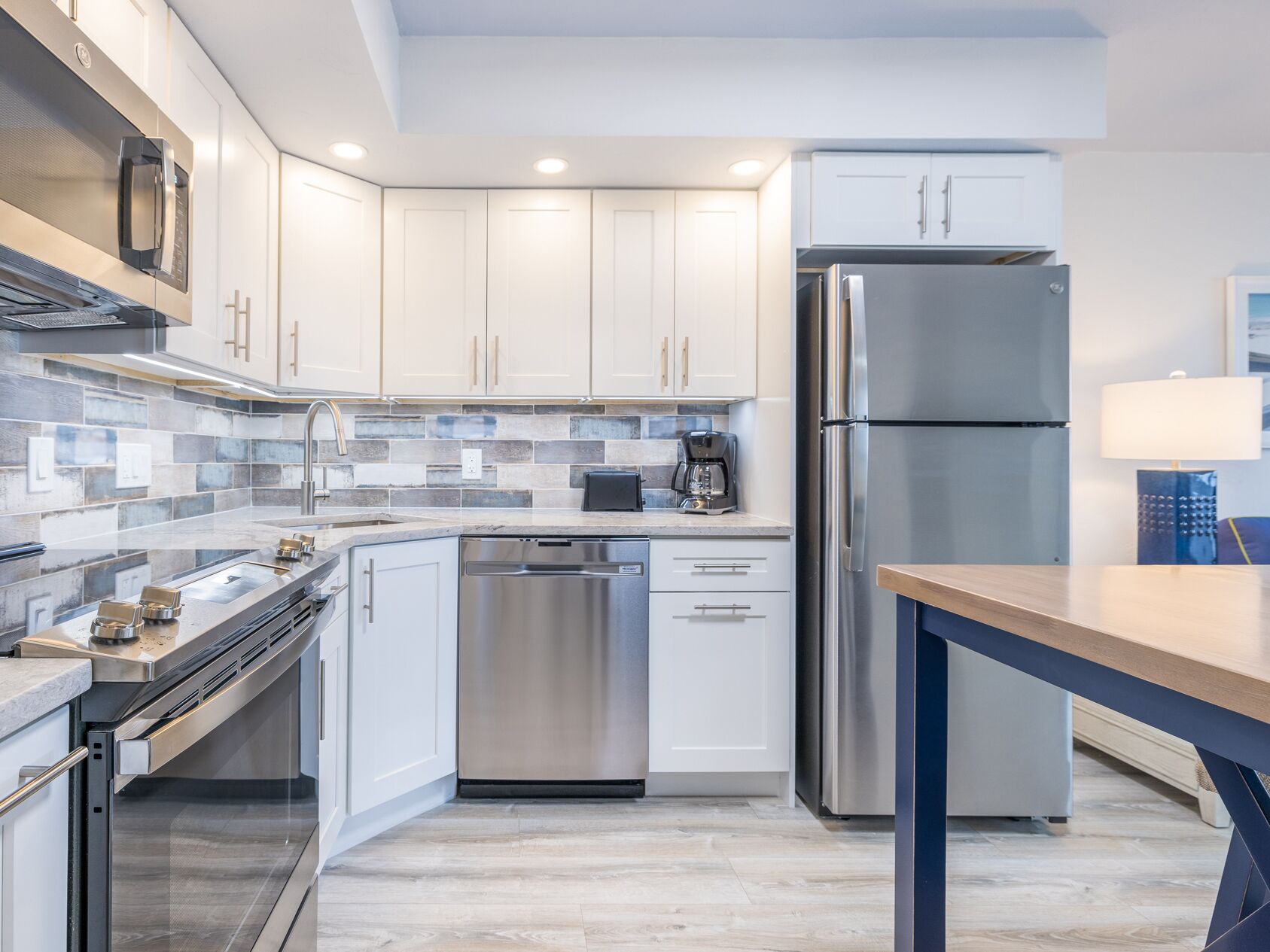 one bedroom bayside villa premier | private kitchen | full-sized fridge, microwave, oven, stovetop