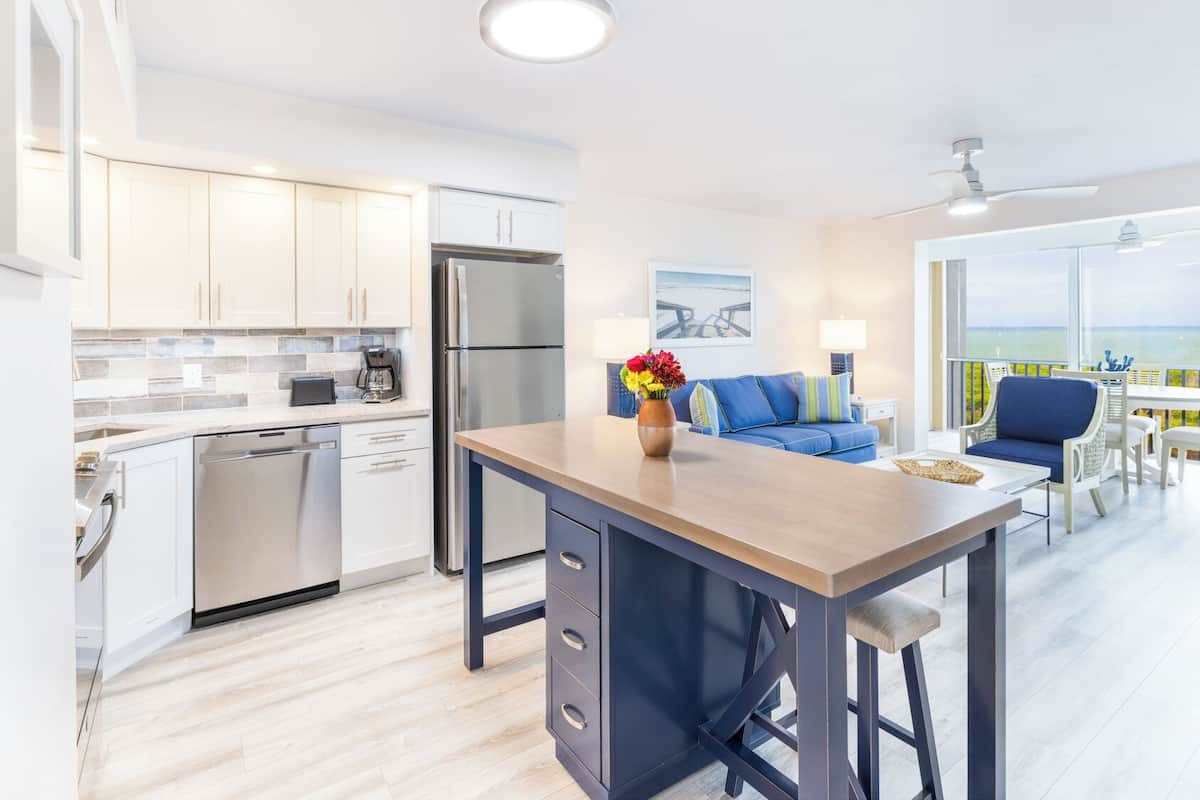 One Bedroom Bayside Villa Premier | Private kitchen | Full-sized fridge, microwave, oven, stovetop