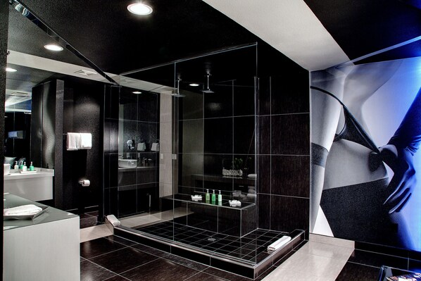 Suite Mega | Douche de la salle de bain