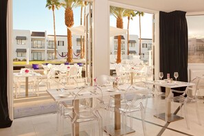 Morgunverður, hádegisverður og kvöldverður í boði