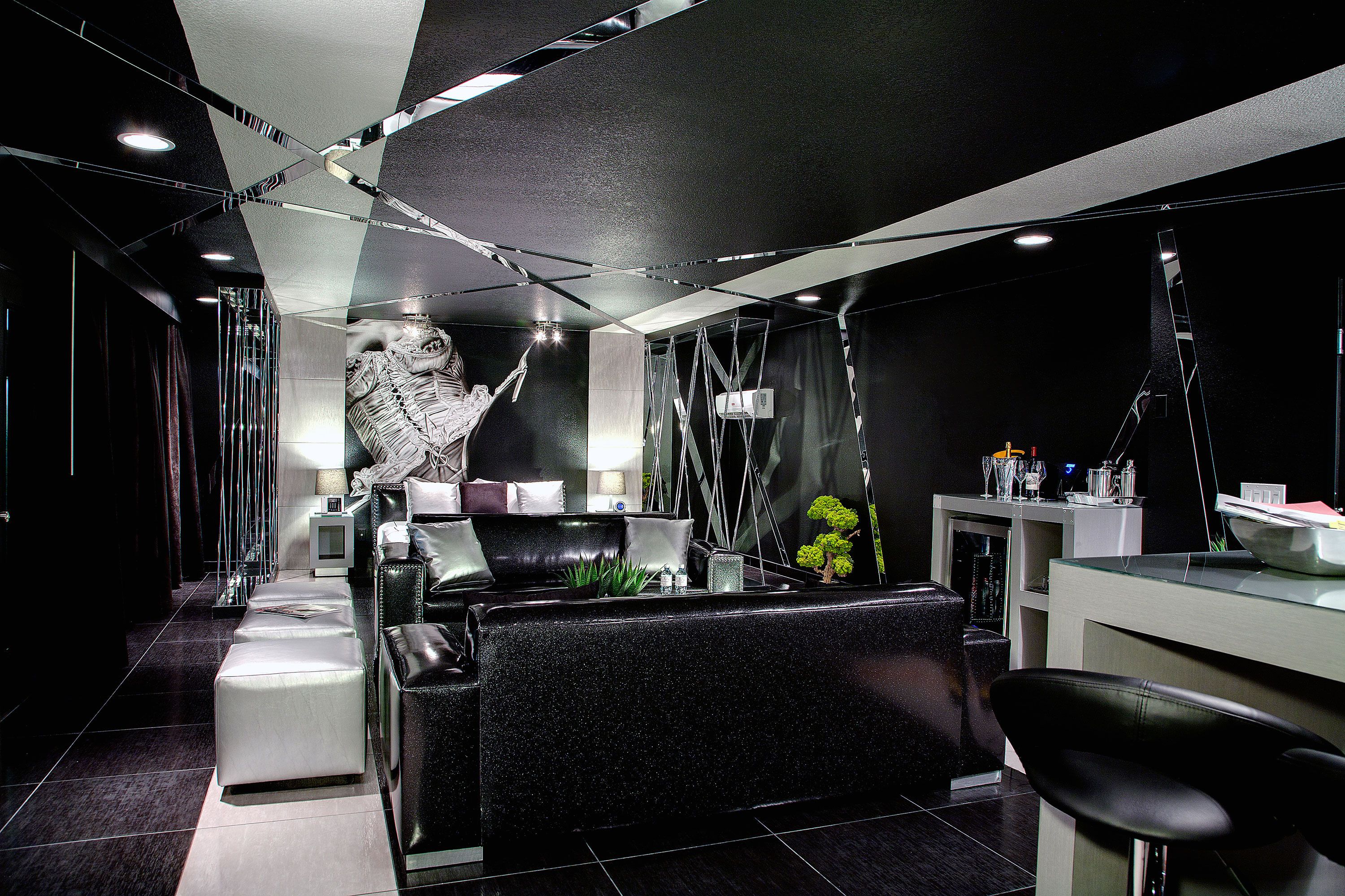 Mega Suite | Premium bedding, in-room safe, iron/ironing board, WiFi (surcharge)