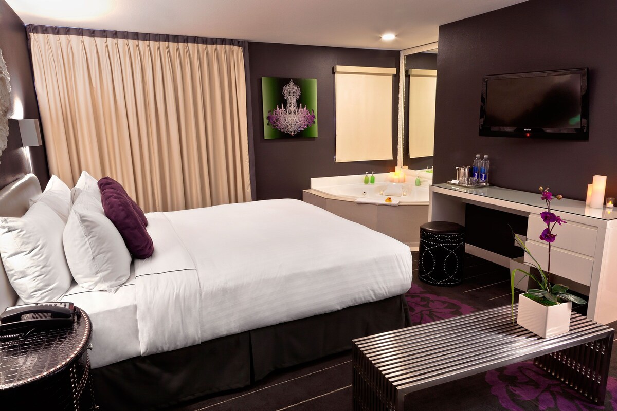 Premium bedding, in-room safe, iron/ironing board, WiFi (surcharge)
