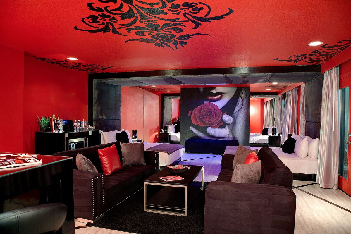 Mega Suite | Premium bedding, in-room safe, iron/ironing board, WiFi (surcharge)