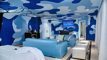 Premium bedding, in-room safe, iron/ironing board, WiFi