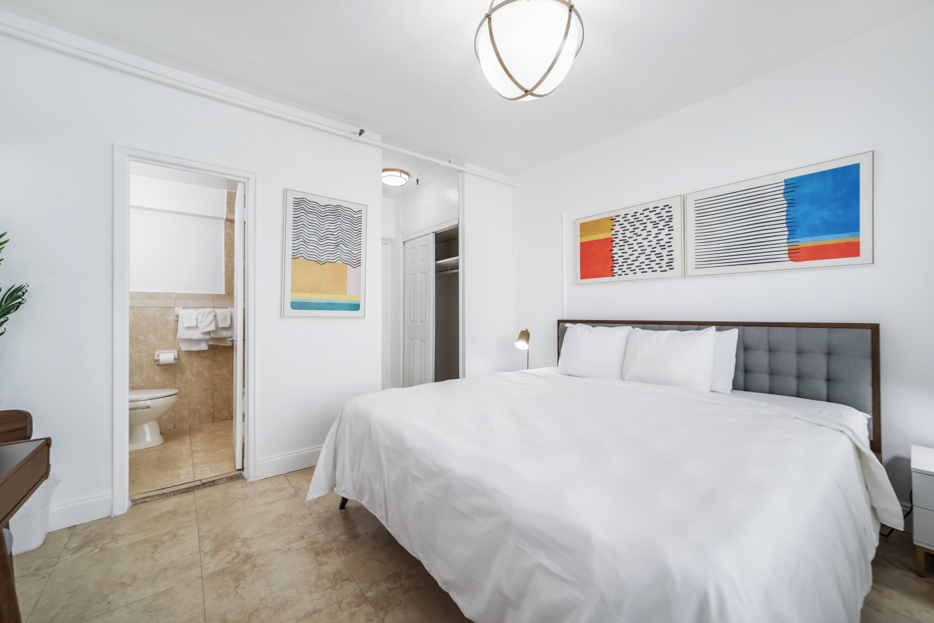 Decoración personalizada, muebles diferentes y cortinas blackout 