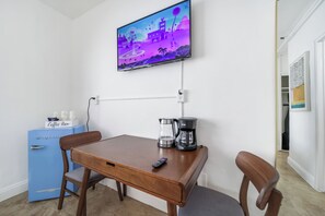 Deluxe Room, 1 Queen Bed, Private Bathroom | Dining